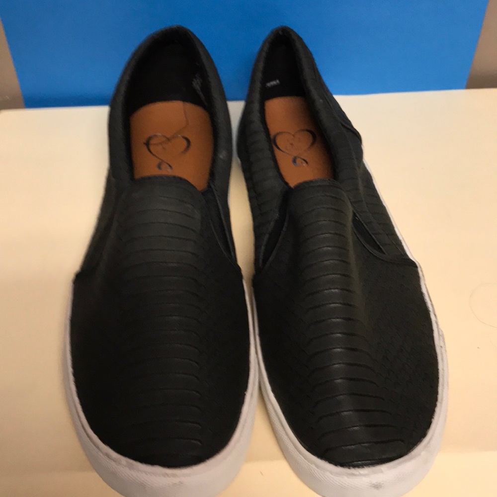 Gray flats - Picture 2 of 2